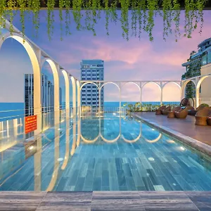 https://golden-lotus-luxury-hotel-danang.hotelsofhoian.com